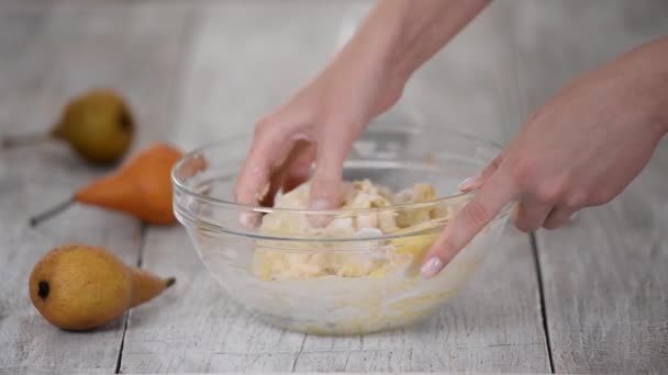 Жінка замішує тісто на кухні . — стокове відео