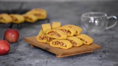 Taze ev yapımı lezzetli elma kurabiyeleri ve bir fincan sıcak çay. Cam fincana çay dök..