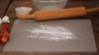 Kadınların ellerini yuvarlayan hamurlar..