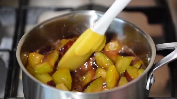 Plums boil in syrup during the preparation of plum jam. — Stock Video