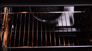 Kadın pastanın içine turta koyar..