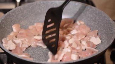 Tavuk parçaları tavada kızarır..