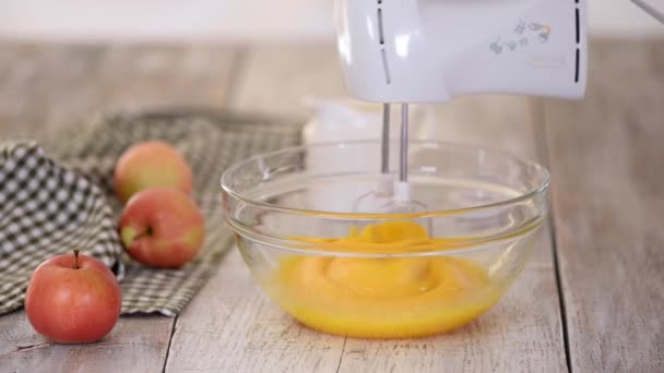 Slå ägg med Hand Mixer i skål. — Stockvideo