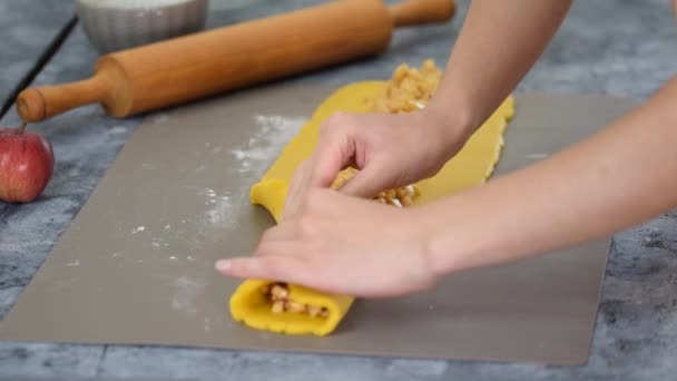 Manos femeninas preparando galletas de manzana en la cocina — Vídeo de stock