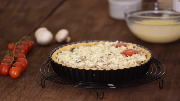 Étape par étape femme faisant Quiche Lorraine avec poulet, champignons et fromage.Cuisine française. — Video