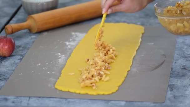Női kezek almás sütit készítenek a konyhában. Édes étel. — Stock videók