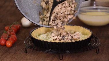 Adım adım kadın tavuk, mantar ve peynirli Quiche Lorraine yapıyor. Fransız mutfağı..