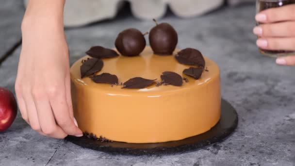Pekařský kuchař zdobí pěnový dort malými kousky čokolády. Pekařský šéfkuchař zdobený Moderní evropský dort. — Stock video