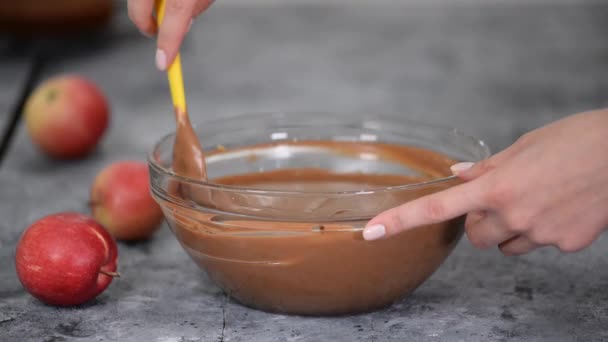 Kobieta ręce mieszać pyszne mus czekoladowy na ciasto. — Wideo stockowe