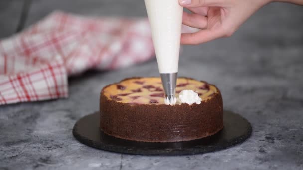 糕点厨师用奶油装饰芝士蛋糕 — 图库视频影像