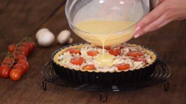 Adım adım kadın tavuk, mantar ve peynirli Quiche Lorraine yapıyor. Fransız mutfağı..