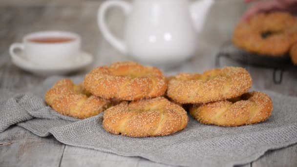 Turkish Bagel Simit with sesame, traditional pastry of Turkey. — Stock Video