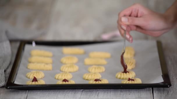 Жіночі руки виготовляють домашнє печиво з пісочного печива з джемом. Курабайське печиво з малиновим джемом — стокове відео