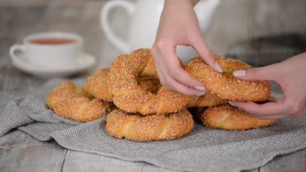 Bagel Simit turco con sesamo, pasticceria tradizionale della Turchia. — Video Stock