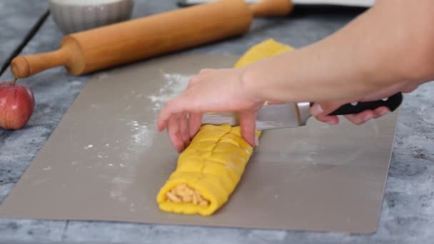 Női kezek almás sütit készítenek a konyhában. Édes étel. — Stock videók
