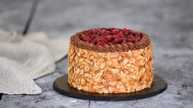 Lezzetli ev yapımı, bademli vişneli pasta.