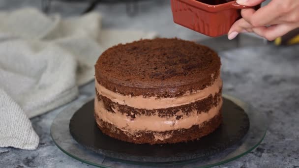 Irriconoscibile dolcificante femminile bagna mano pan di Spagna con succo di frutta dolce utilizzando pennello di cottura al silicio in cucina, da vicino. — Video Stock