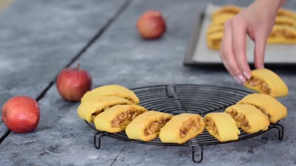 Delicious homemade apple cookies on cooling rack. — Stock Video