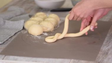 Kadın eli Türk simidi pişiriyor, Simit. Evde simit yapmak..