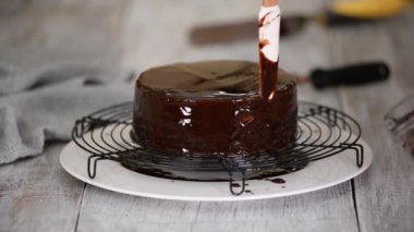 Çikolata jölesi pastanın üzerine yayılıyor..