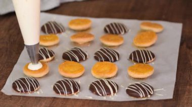 Kayısı reçeli ve kremalı ev yapımı kurabiye yapıyorum. Şekerleme çantalı, kremalı, kurabiyeli..