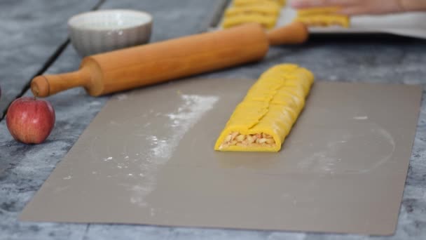 Mãos femininas preparando biscoitos de maçã na cozinha. Comida doce. — Vídeo de Stock