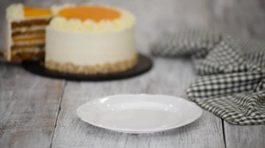 Bir parça turuncu jöleli havuçlu kek..