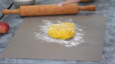 Kurabiyeleri merdaneyle yuvarla..