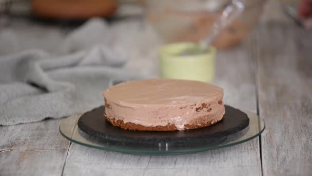 A nő csokitortát készít tejszínnel. Házi készítésű sütés. — Stock videók