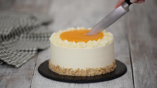 Κοπή νόστιμο κέικ καρότο με ζελέ πορτοκάλι. — Αρχείο Βίντεο
