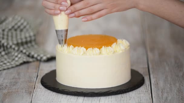 Lo chef di pasticceria prepara e decora la torta con crema. — Video Stock