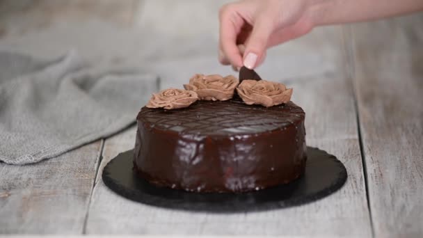 Mujer pastelera decorando un pastel con flores de crema. — Vídeos de Stock