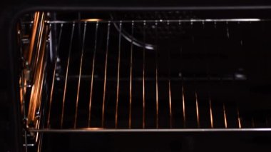 Kadın fırıncının elleri fırına ev yapımı peynirli kek koyuyor..