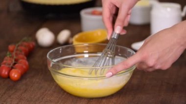 Cam bir kasede taze çiğ tavuk yumurtası çırpıyorum..