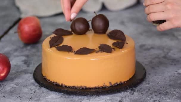 Chef pâtissier décorer le gâteau de mousse avec de petits morceaux de chocolat. Chef pâtissier décoré gâteau européen moderne. — Video