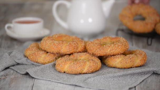 Bagel Simit turco con sesamo, pasticceria tradizionale della Turchia. — Video Stock