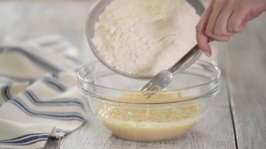 Mutfakta hamur yoğuran bir kadın. Mangırı hazırlayan kadınların yakın plan çekimleri. Kadın eliyle para kazanıyordum..