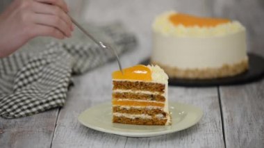 Bir parça turuncu jöleli havuçlu kek..