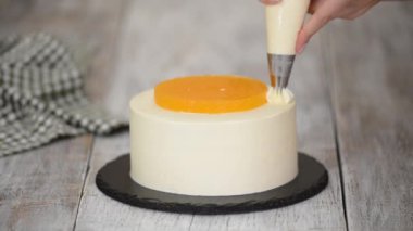 Pasta şefi kremalı pasta hazırlar..