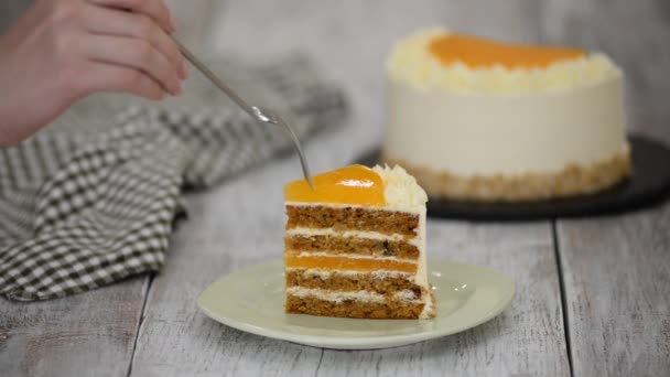 Kawałek pysznego ciasta marchewkowego z pomarańczową galaretką. — Wideo stockowe