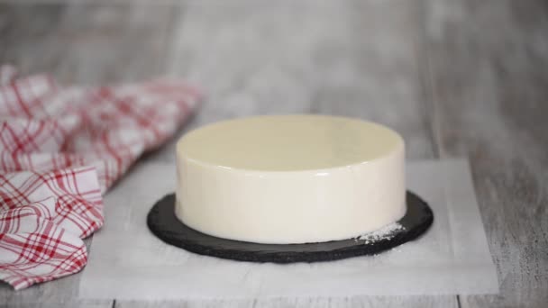 Weißer Moussekuchen bestreut mit Kokosflocken, dekorierte Kokosnuss, Nahaufnahme. — Stockvideo