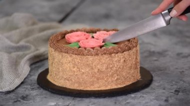 Ev yapımı Kiev keki kesen kadın elleri