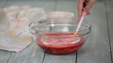 Pasta için yaz kreması yapan bir kadın.
