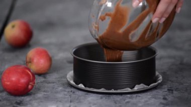 Ev hanımı hamuru tavaya döker..