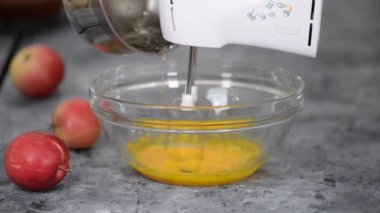 Aşçı pastacı yumurta sarısına yavaş yavaş sıcak şurup ekler..