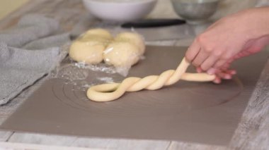 Kadın eli Türk simidi pişiriyor, Simit. Evde simit yapmak..