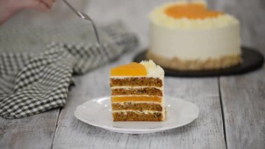 Bir parça turuncu jöleli havuçlu kek..