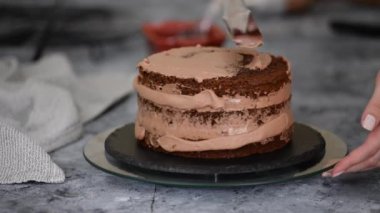 Pasta şefi pastanede çikolatalı pasta yapıyor..