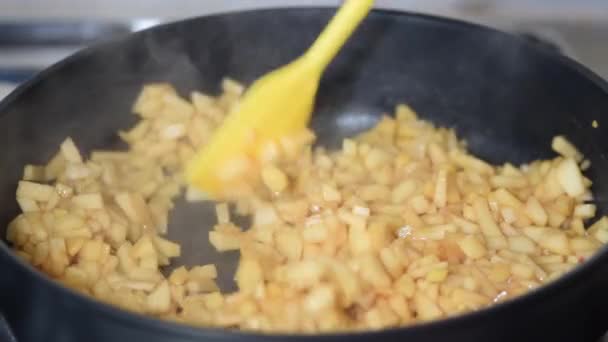 Vrouw kookt appelfruit in pan op gasfornuis. — Stockvideo