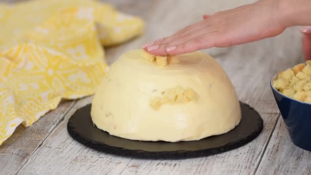 Mujer hace pastel de mimosa tradicional con piña. — Vídeos de Stock